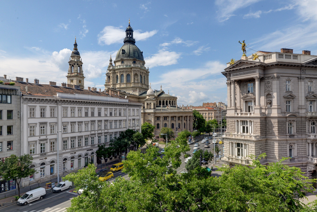 Luxury Italian-style apartment with Basilica view
