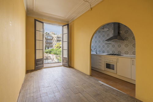 Historical apartment to renovate on prime location in Eixample 42893