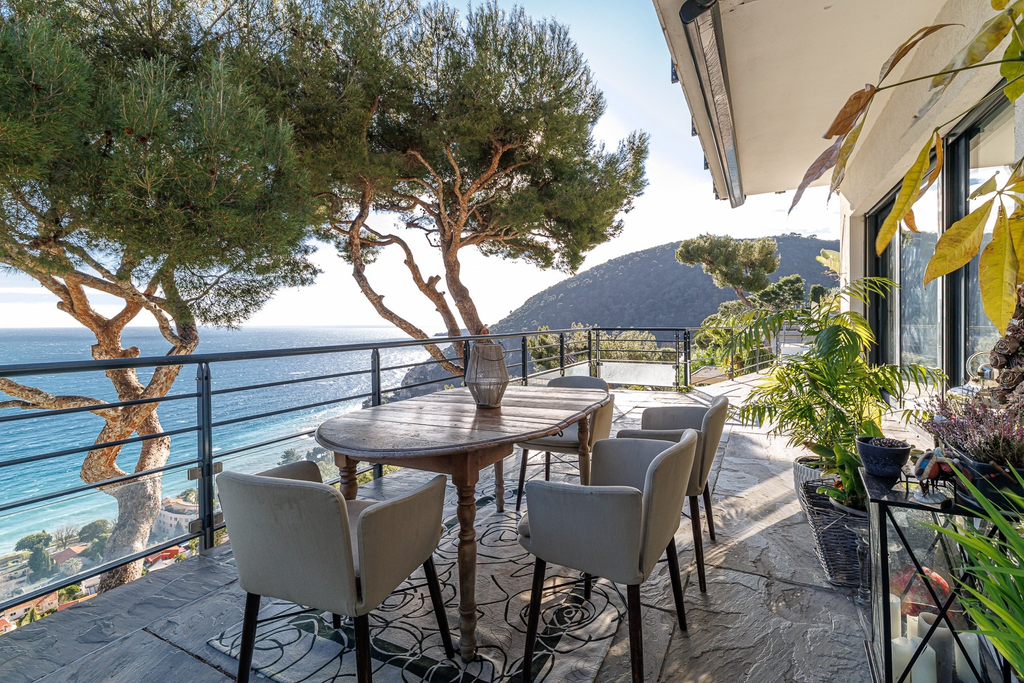 Contemporary villa with infinity pool and sea view in Èze seafront, French Rivi…