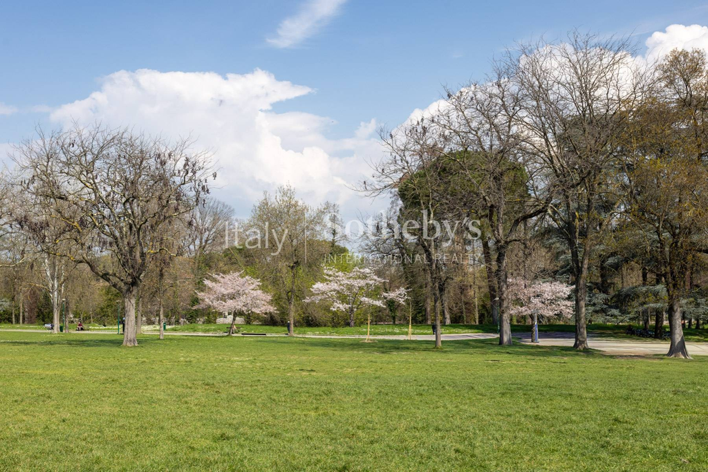 Elegant apartment a stone's throw from the Margherita Gardens.