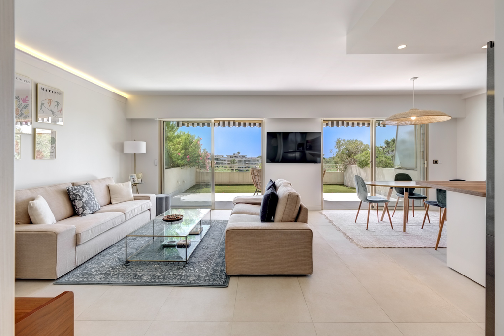 Sea view apartment with terraces in Cannes Croix des Gardes residence with pool