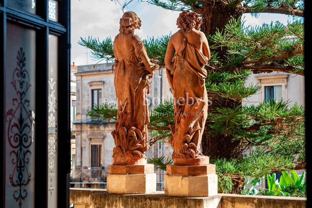 Renaissance Palace in the Heart of Catania