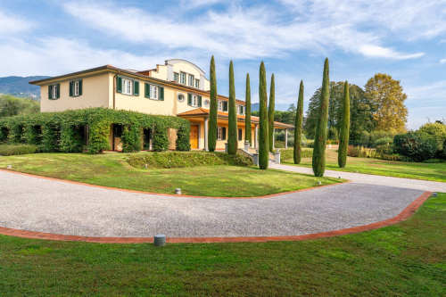 Exclusive villa on the hills of Lucca 42906
