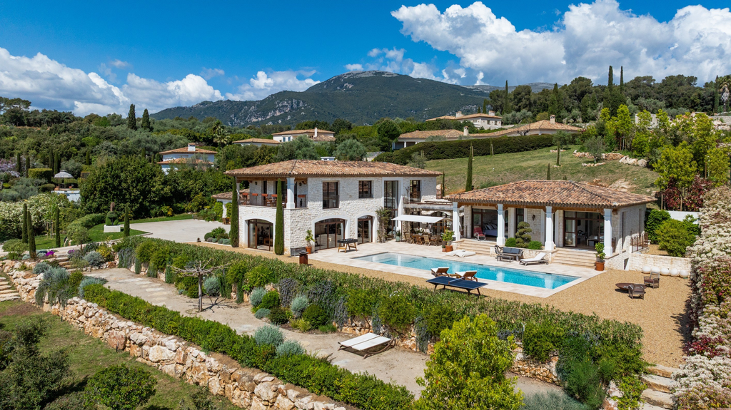 Roquefort-les-Pins villa with pool, 4 bedrooms and open views near Nice airport…