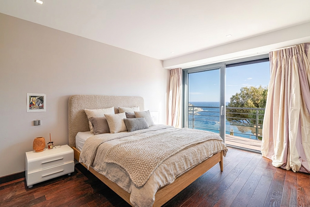 Contemporary villa with infinity pool and sea view in Èze seafront, French Rivi…