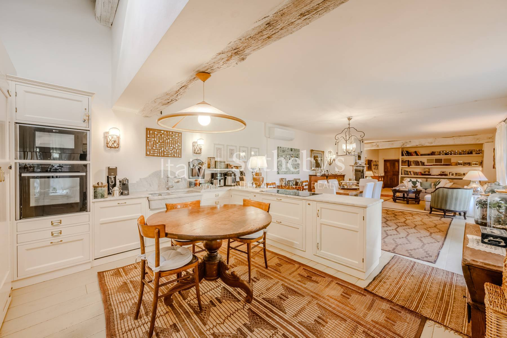 Prestigious farmhouse renovated with charm