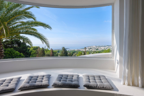 Elegant villa with a sea-view pool 42972