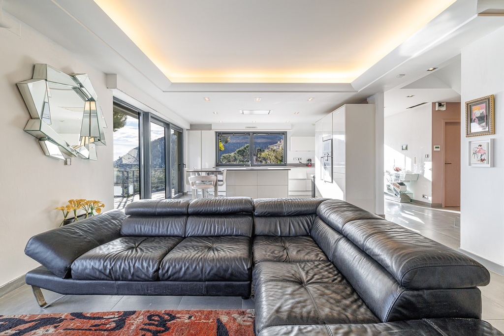 Contemporary villa with infinity pool and sea view in Èze seafront, French Rivi…