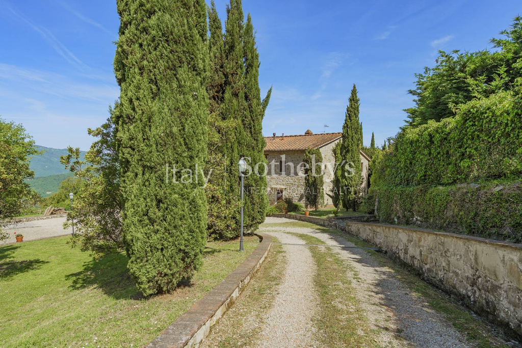 Renovated farmhouse in the Mugello countryside
