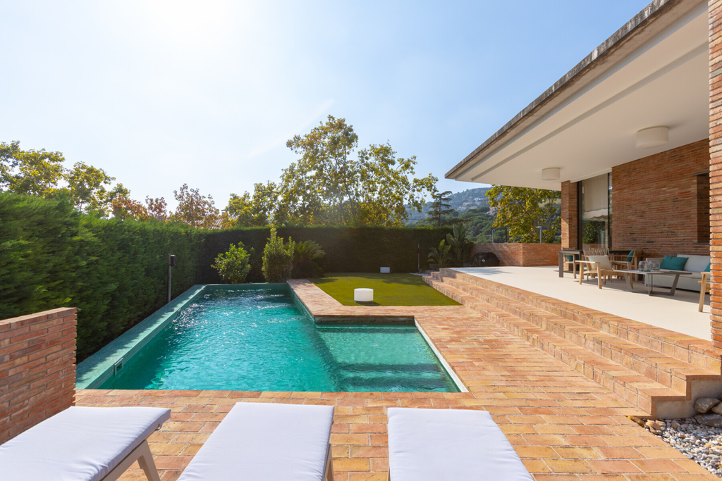 Extraordinary design house with swimming pool in the center of Alella-Costa BCN