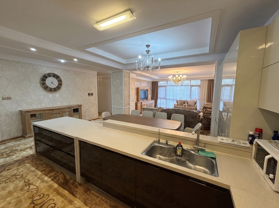 Two unique premium-class properties are available in the Apple Town residential complex.