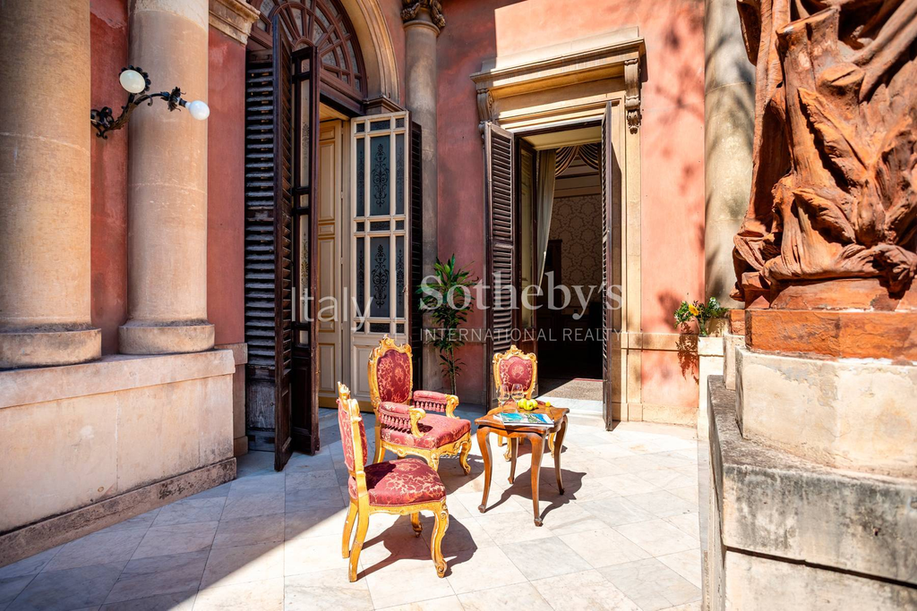 Renaissance Palace in the Heart of Catania