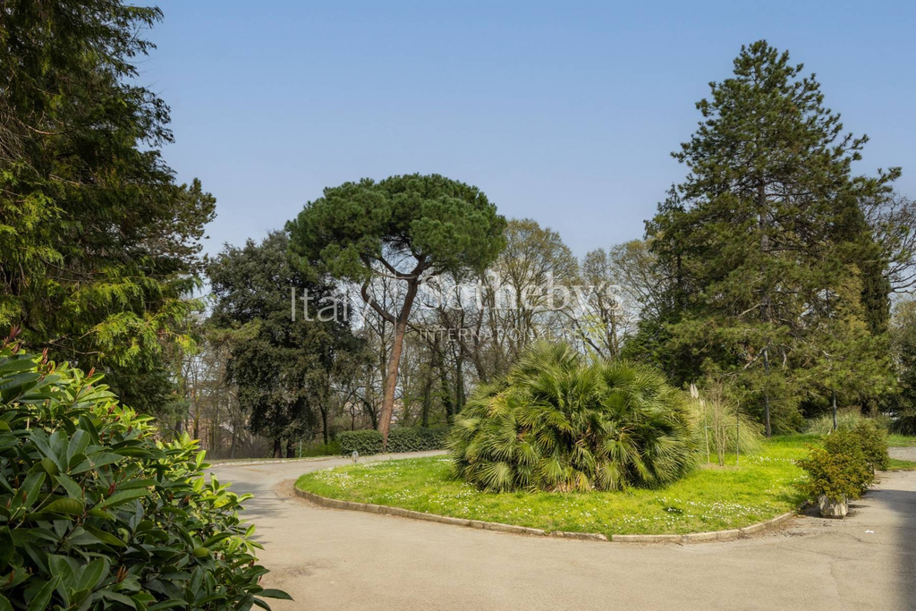 Elegant apartment a stone's throw from the Margherita Gardens.