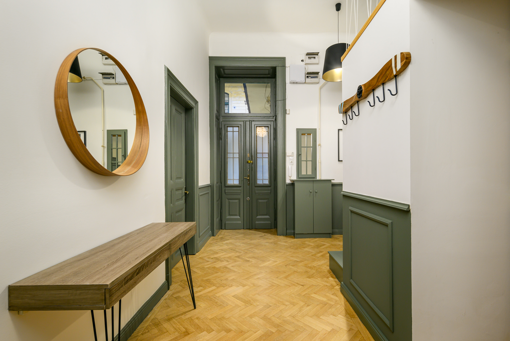 Fully Furnished Family-Friendly Apartment with Private Garden