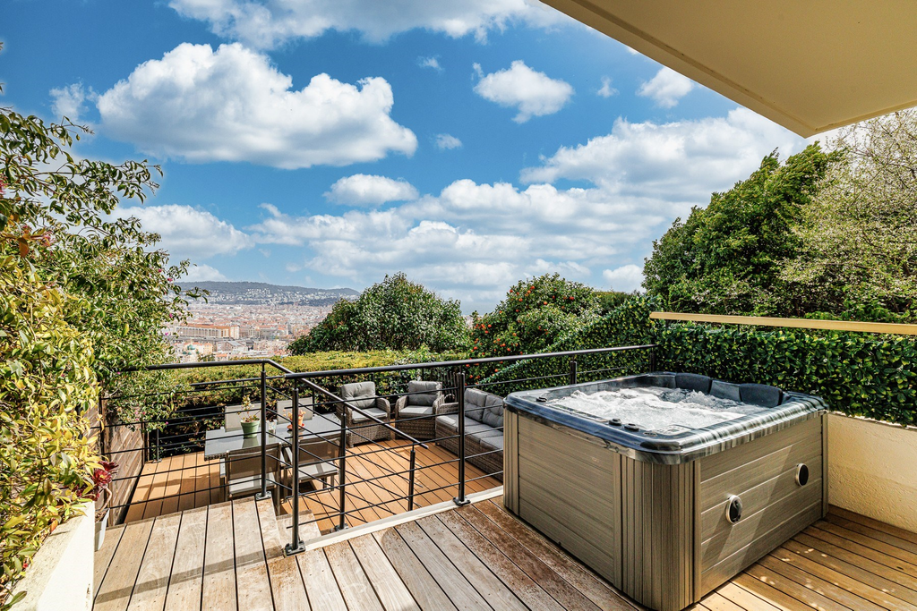 Nice Parc Impérial, duplex apartment with sea view terraces and jacuzzi