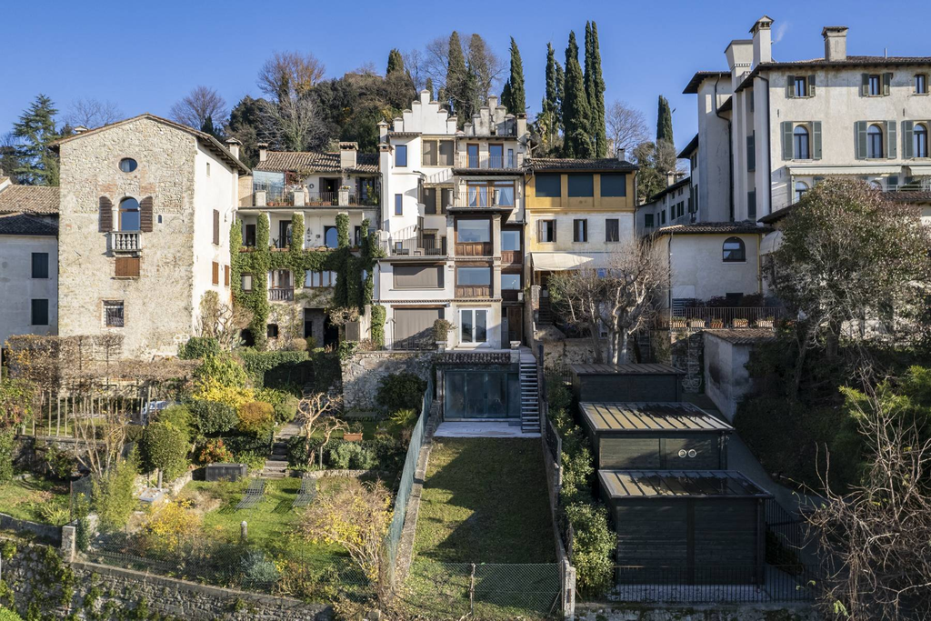 Historic townhouse with swimming pool garden panoramic terraces