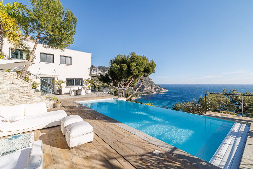 Contemporary villa with infinity pool and sea view in Èze seafront, French Rivi…