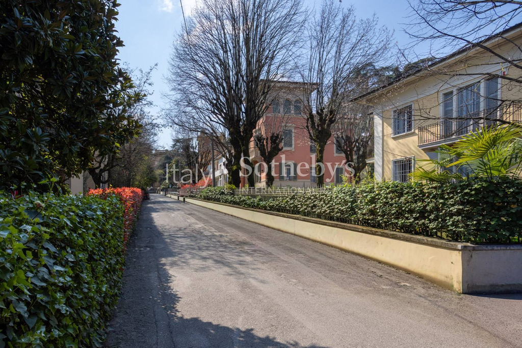 Elegant apartment a stone's throw from the Margherita Gardens.