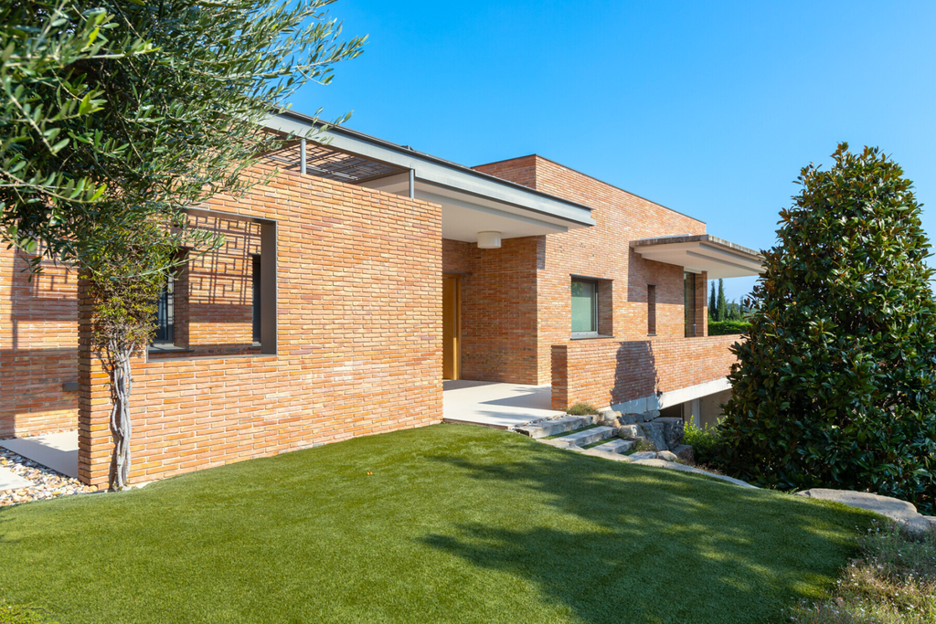 Extraordinary design house with swimming pool in the center of Alella-Costa BCN