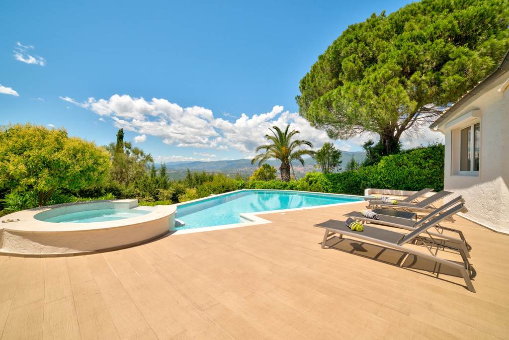 Mouans-Sartoux near Cannes, luxury villa with pool and panoramic views in gated…