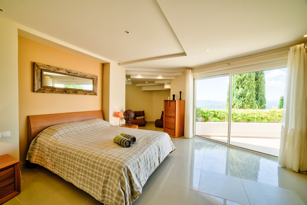 Mouans-Sartoux near Cannes, luxury villa with pool and panoramic views in gated…