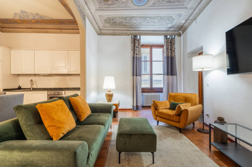 Frescoed Apartment in Historic Palazzo close to Piazza Santa Croce 42835