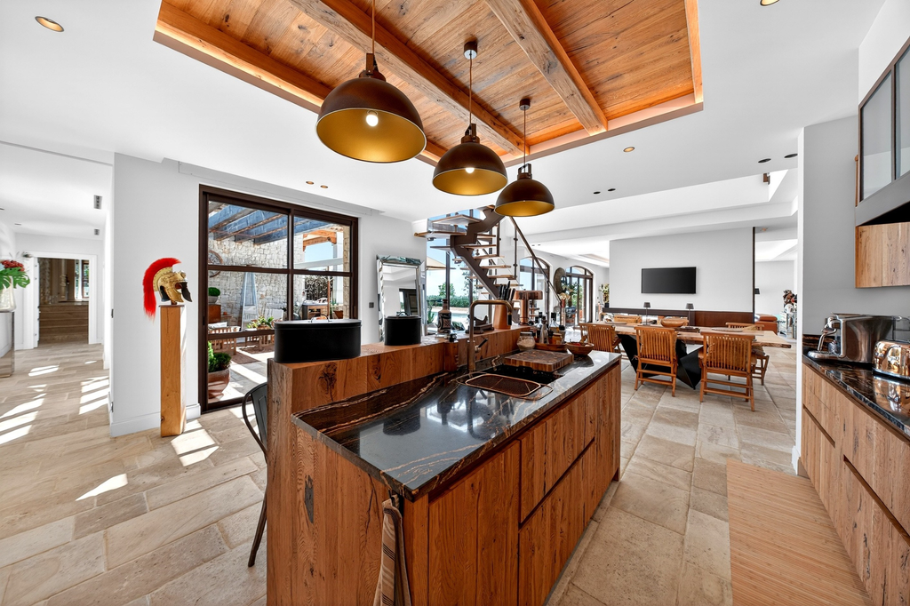 Roquefort-les-Pins villa with pool, 4 bedrooms and open views near Nice airport…