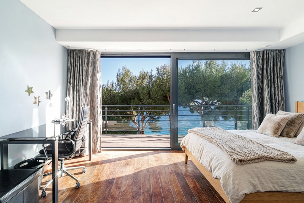 Contemporary villa with infinity pool and sea view in Èze seafront, French Rivi…