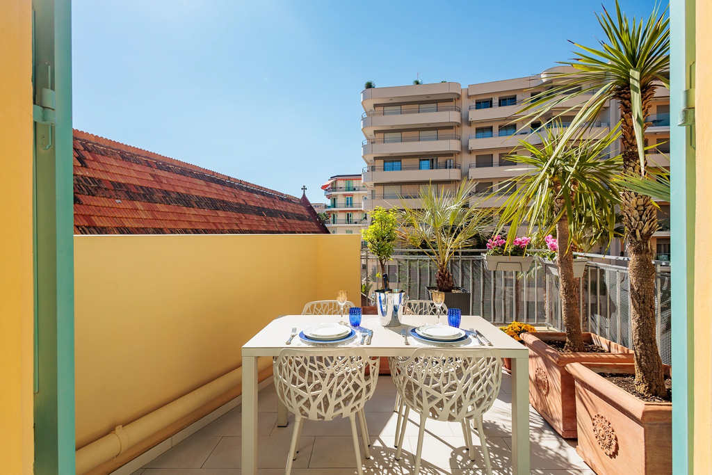 Luxury renovated apartment for sale in Menton, historic center with sea view