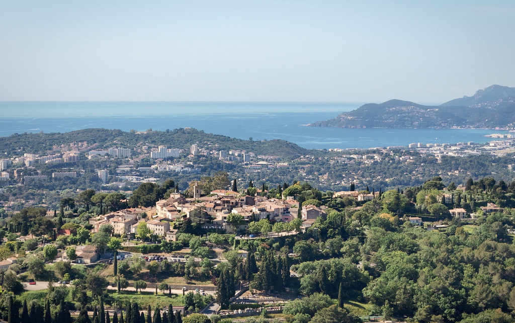 Modern 308 m² villa for sale in gated estate in Mougins on the Côte d’Azur