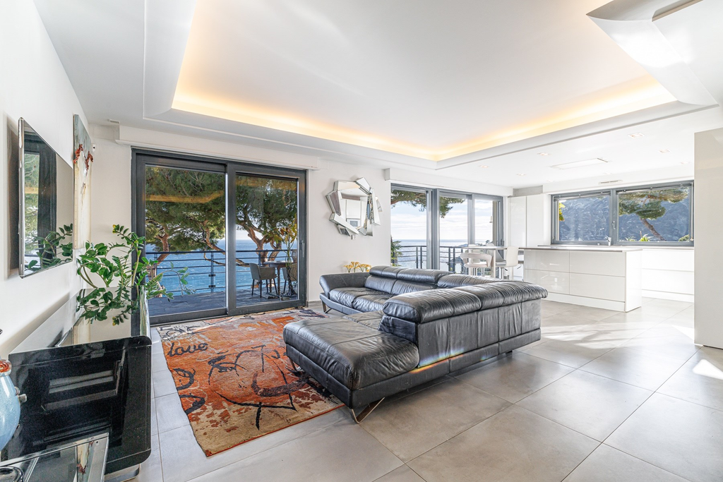 Contemporary villa with infinity pool and sea view in Èze seafront, French Rivi…