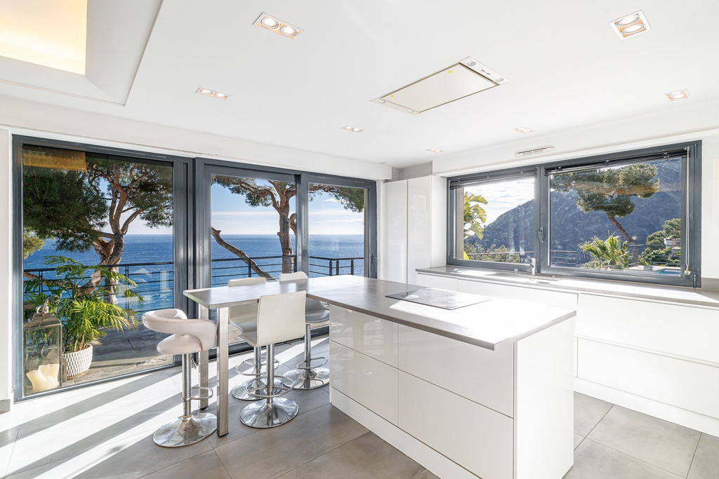 Contemporary villa with infinity pool and sea view in Èze seafront, French Rivi…