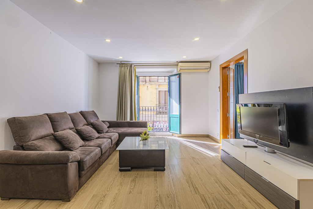 Four bedroom apartment by the seaside and famous Port Vell harbour