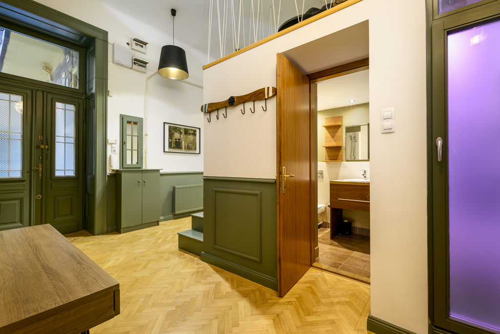 Fully Furnished Family-Friendly Apartment with Private Garden