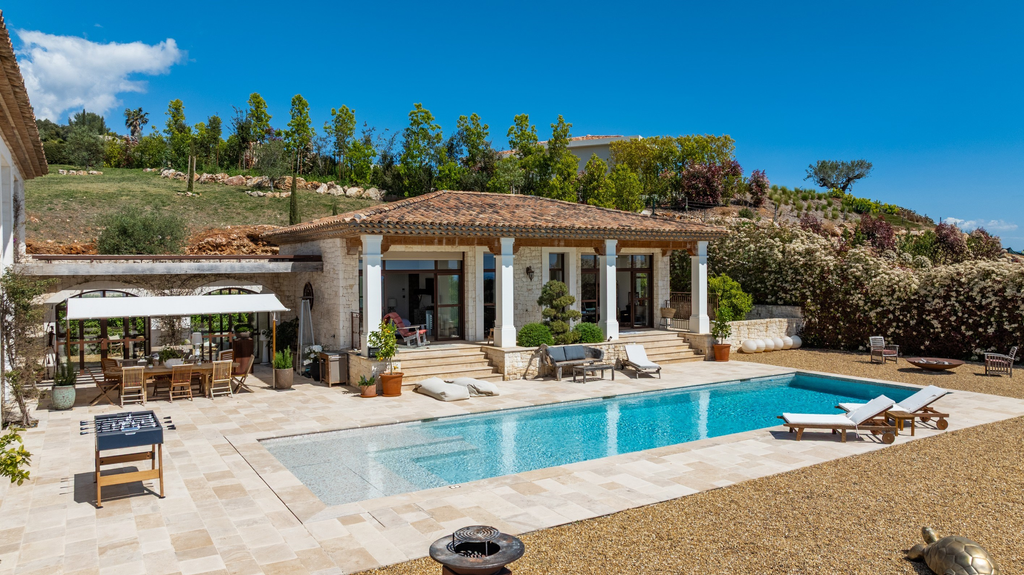 Roquefort-les-Pins villa with pool, 4 bedrooms and open views near Nice airport…