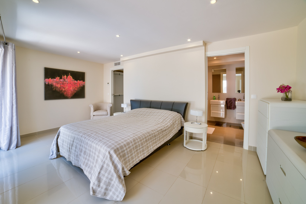 Mouans-Sartoux near Cannes, luxury villa with pool and panoramic views in gated…