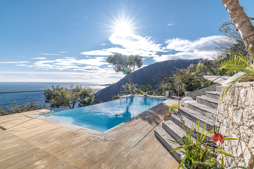 Contemporary villa with infinity pool and sea view in Èze seafront, French Rivi…