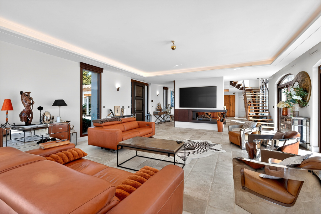 Roquefort-les-Pins villa with pool, 4 bedrooms and open views near Nice airport…