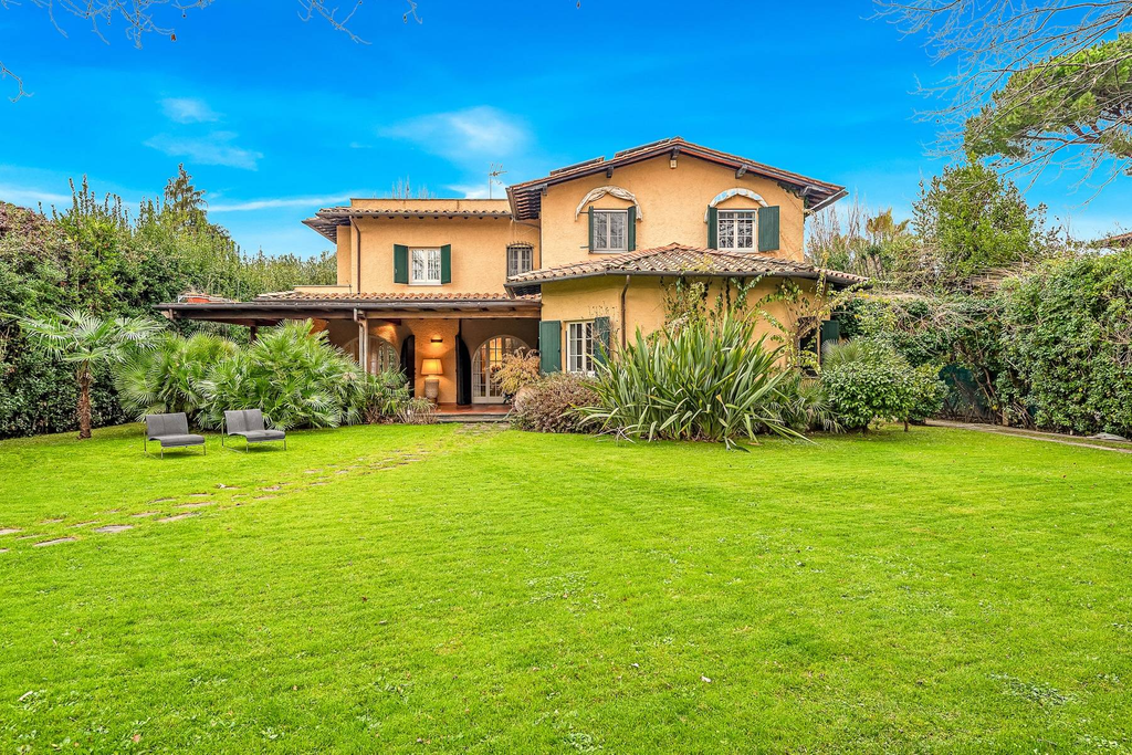 Elegant villa with garden steps away from the sea