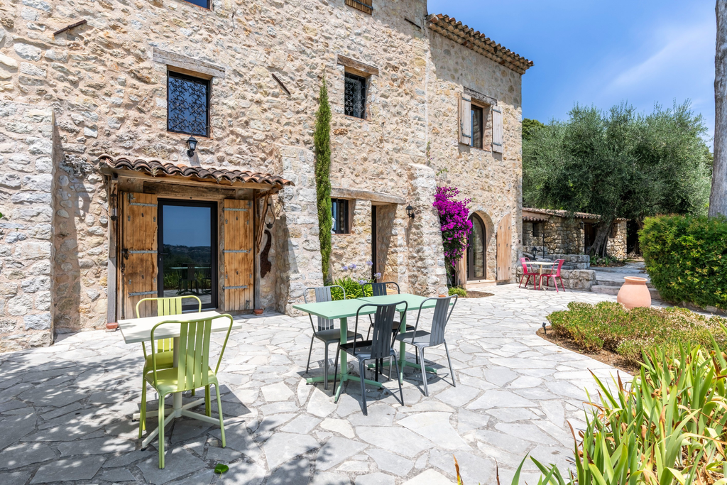 Spéracèdes, renovated 18th century stone farmhouse for sale with olive grove, d…