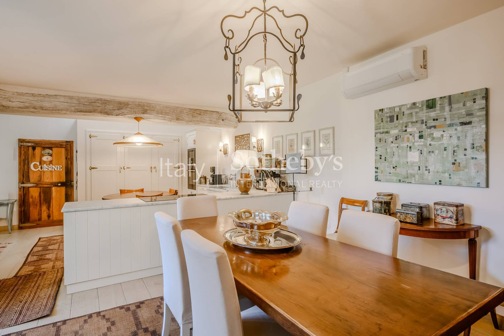 Prestigious farmhouse renovated with charm
