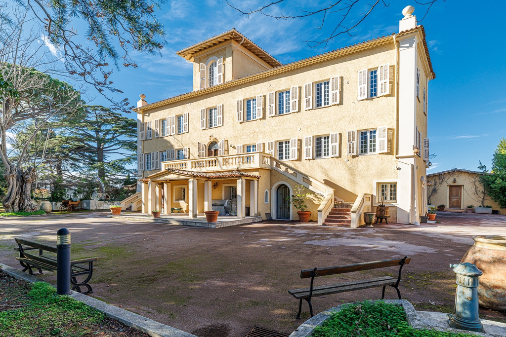 Historic estate with panoramic sea views for sale in Nice Fabron