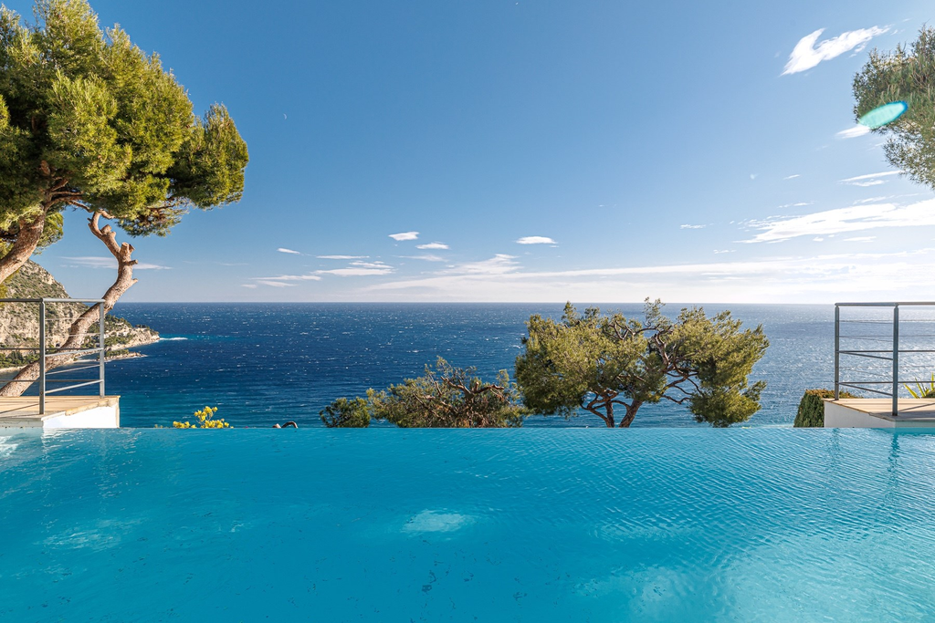 Contemporary villa with infinity pool and sea view in Èze seafront, French Rivi…