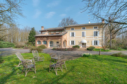 Private country villa with garden and private land 42858