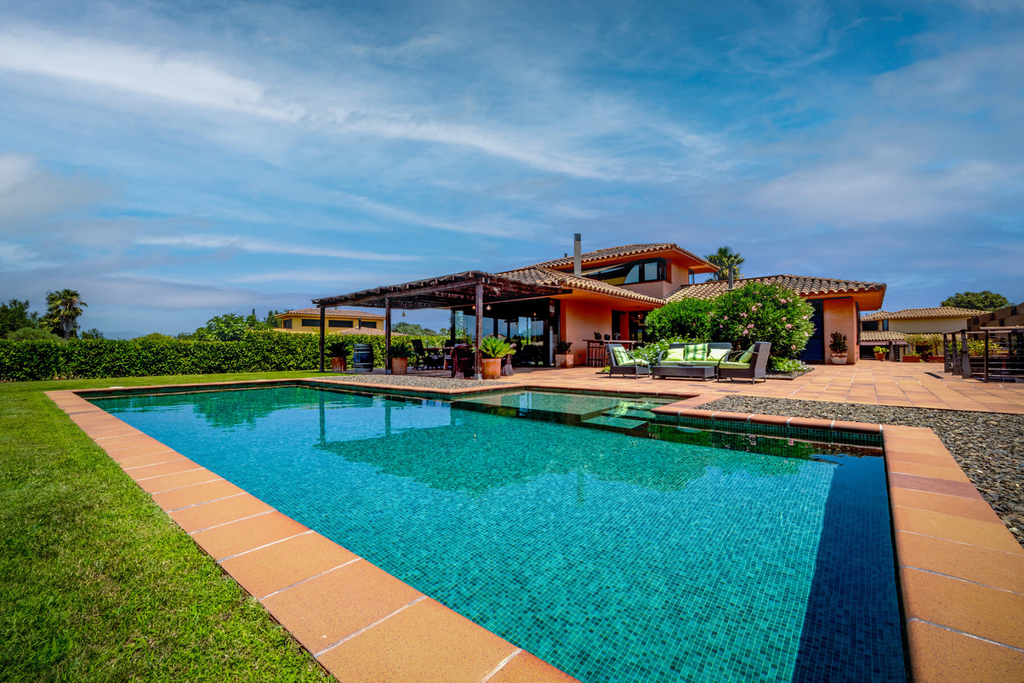 Elegant villa on the Torremirona golf course