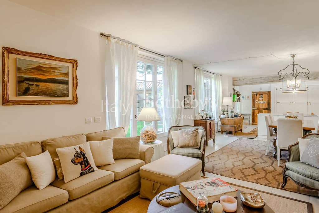 Prestigious farmhouse renovated with charm
