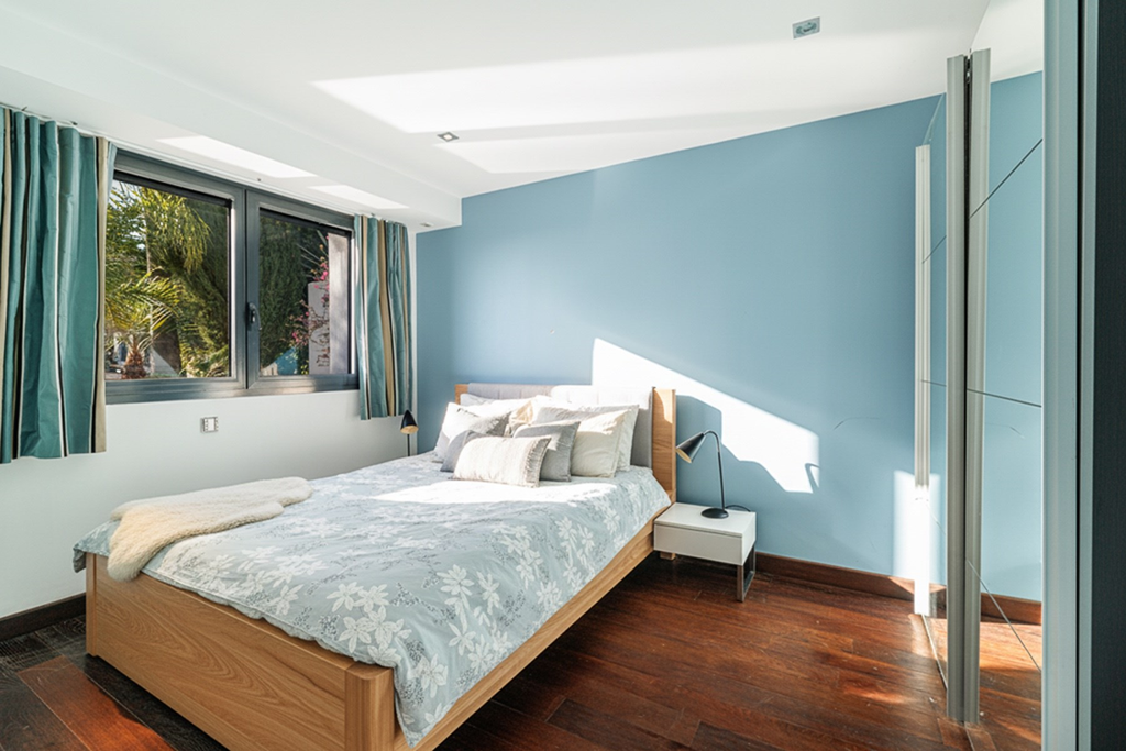 Contemporary villa with infinity pool and sea view in Èze seafront, French Rivi…