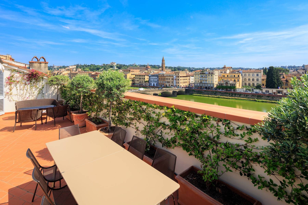 Stunning penthouse with panoramic views on the Lungarno