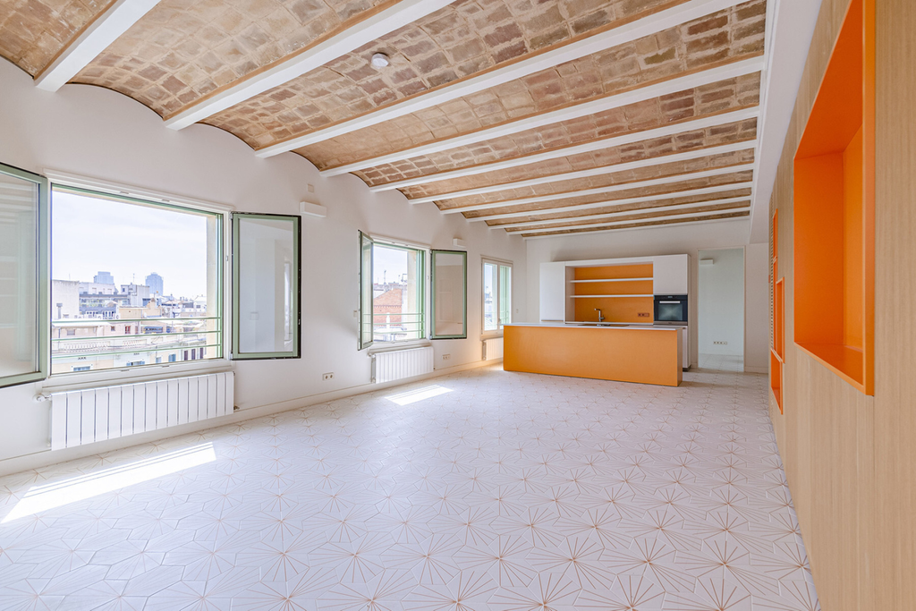 Bright apartment in luxury development in Eixample Dreta