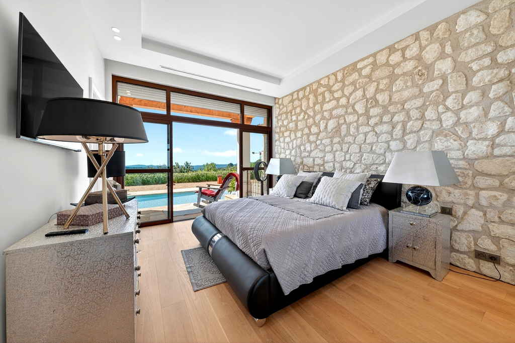 Roquefort-les-Pins villa with pool, 4 bedrooms and open views near Nice airport…